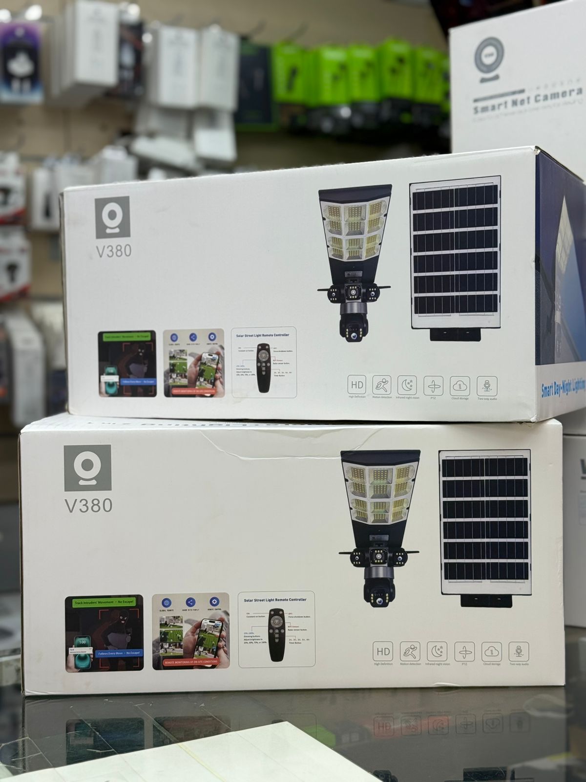 Câmera Solar + Iluminação 2 em 1 modelo V380 PRO (código LD002-G-F 4G). SELADOS. JN26